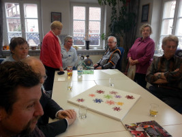 Die Besucher werden im Schulraum von Christine Meier empfangen.