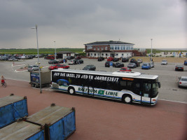 Wir wurden vom Reederei eigenen Bus zur Fähre gebracht.