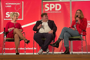 Privates und Politisches: Die drei Kandidat*innen stellen sich den Fragen aus dem Publikum © Wolfgang Schwarm