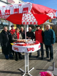 Am Infostand war immer etwas los. Und die SPDler waren natürlich bester Laune.