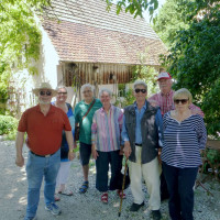 Die Besucher vor dem alten Stadel am Eingang zum Gartenreich Oberrieden